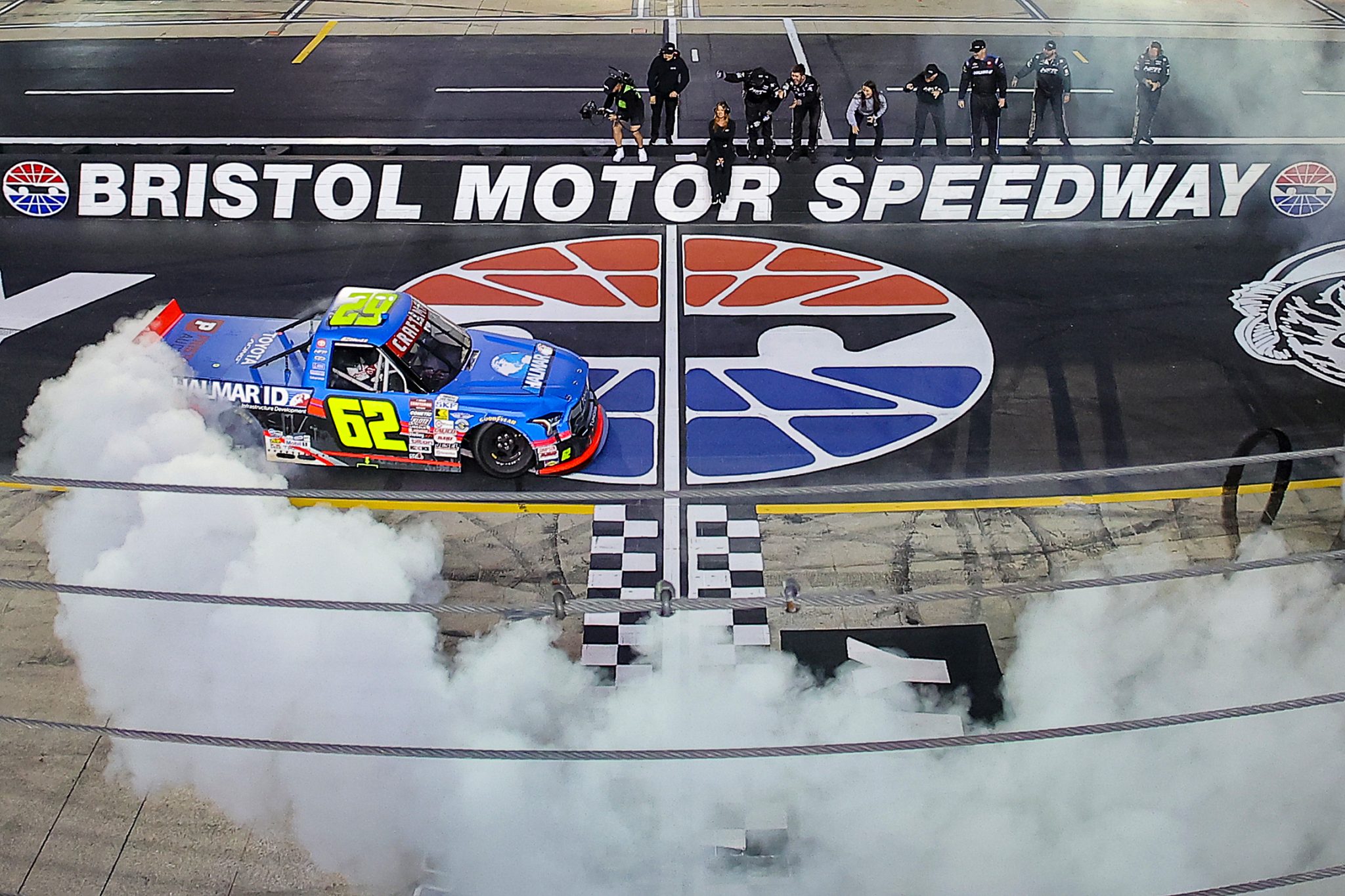Late charge puts Christopher Bell in Victory Lane at Bristol | Jayski