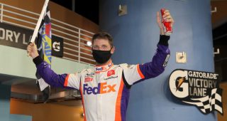 Denny Hamlin gets 40th career Cup win at Homestead-Miami