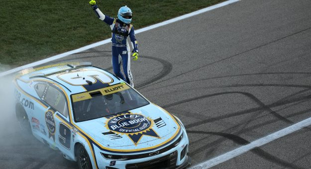 Visit Opportunistic Chase Elliott steals a NASCAR Cup Playoff win at Kansas page