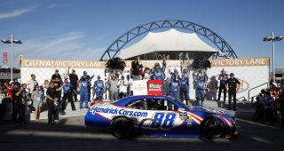 Late charge propels Kyle Larson to OReilly Series victory at Las Vegas