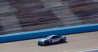Kyle Larson rallies to third-place finish at Phoenix
