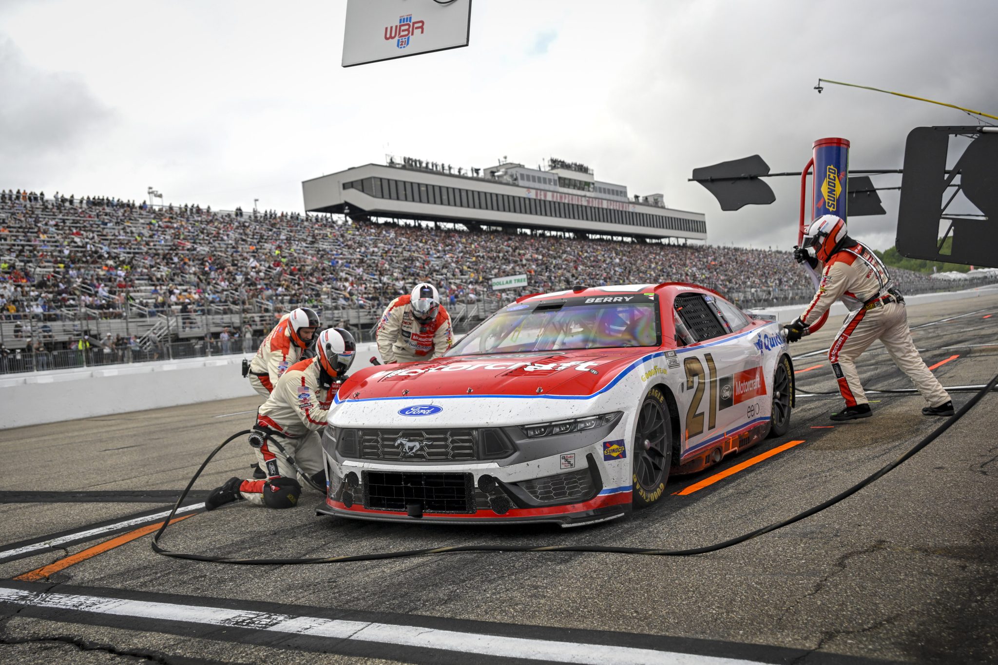 #21: Josh Berry, Wood Brothers Racing, Motorcraft / Quick Lane Ford Mustang, pit stop