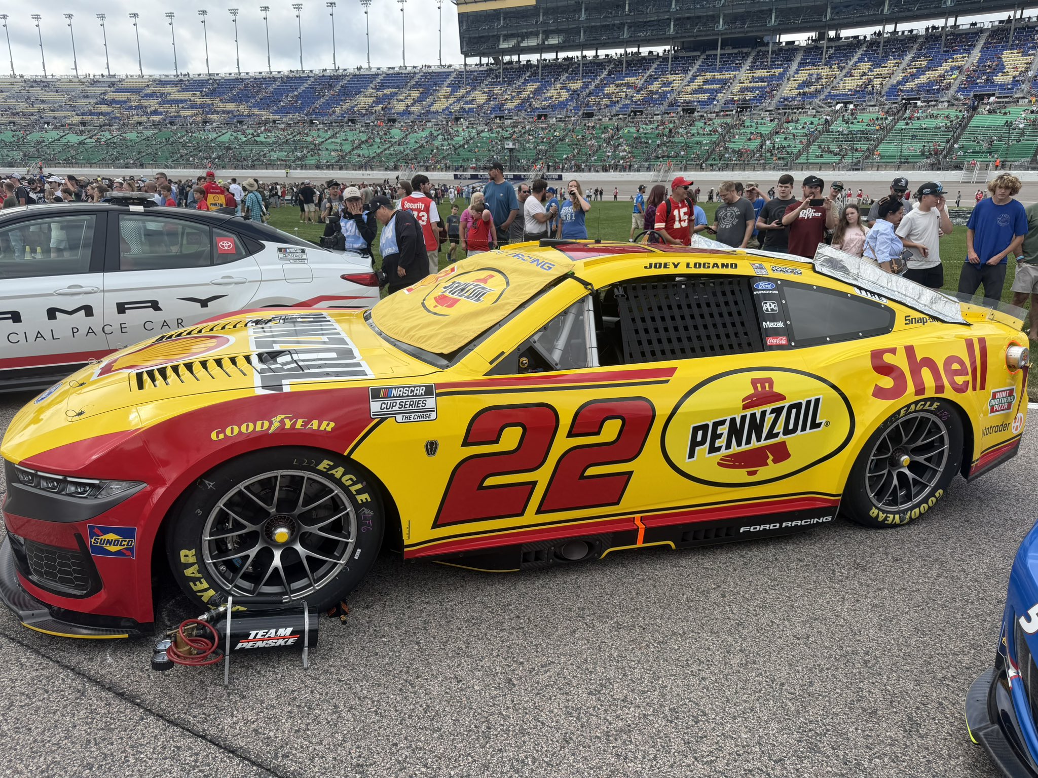 KANSAS CITY, KANSAS - SEPTEMBER 27: Joey Logano's #22 Shell Pennzoil Ford prior to the NASCAR Cup Series Hollywood Casino 400 at Kansas Speedway on September 27, 2026 in Kansas City, Kansas. (Photo from Dustin Albino of Jayski.com)