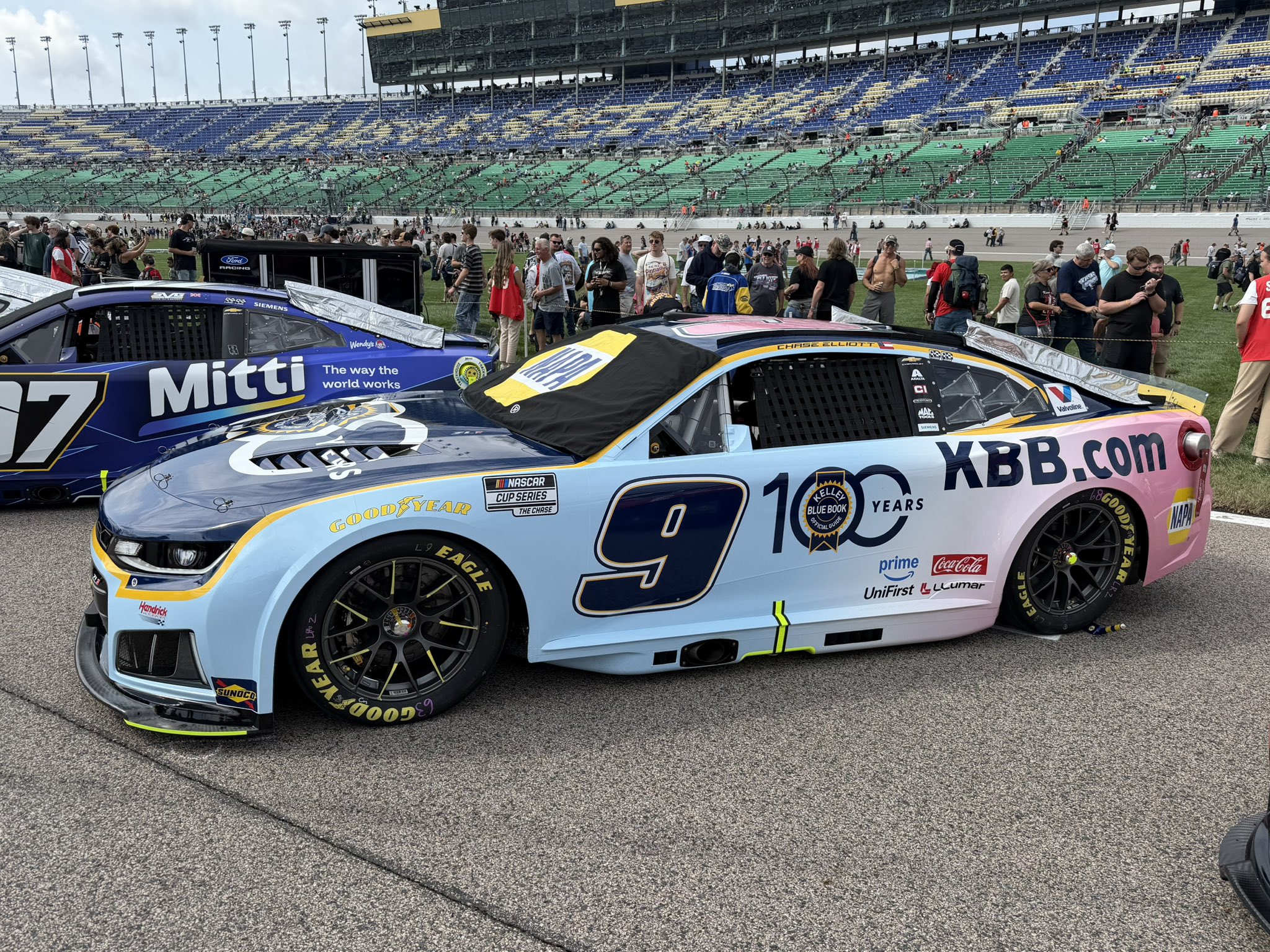 KANSAS CITY, KANSAS - SEPTEMBER 27: Chase Elliott's #9 Kelley Blue Book 10th Anniversary Chevrolet prior to the NASCAR Cup Series Hollywood Casino 400 at Kansas Speedway on September 27, 2026 in Kansas City, Kansas. (Photo from Dustin Albino of Jayski.com)